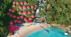 Cliffside resort in the water paradise of Pulau Perhentian: Alunan Resort