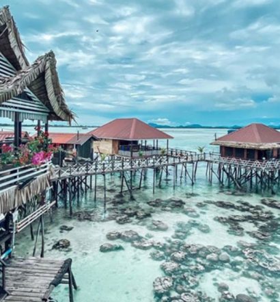 Overwater resort in Semporna (Sabah) in the middle of the ocean ...
