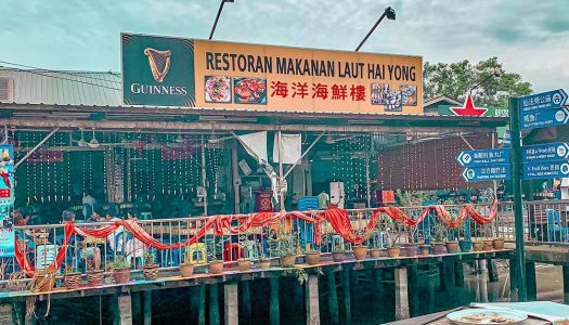 Hai Yong Seafood Restaurant – Floating restaurant in Perak where you can feast on giant seafood platter